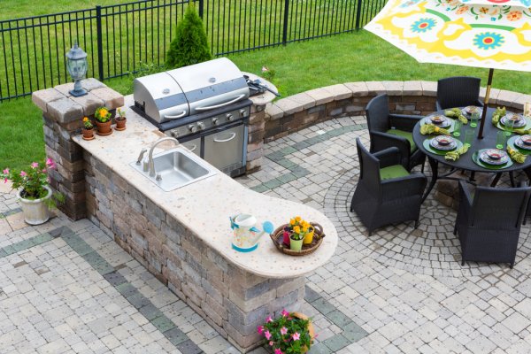 outdoor-kitchen-and-dining-table